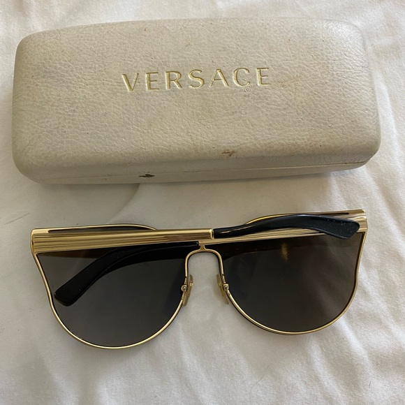 Authentic RARE Genuine VERSACE Medusa Icon JANUARY JONES Vintage Sunglasses - Picture 2 of 3